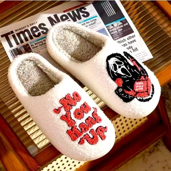 SCREAM “Hang Up” HALLOWEEN Fleece Cozy Shoe Slippers US Size 6.5 - 7 NEW - Picture 4 of 6